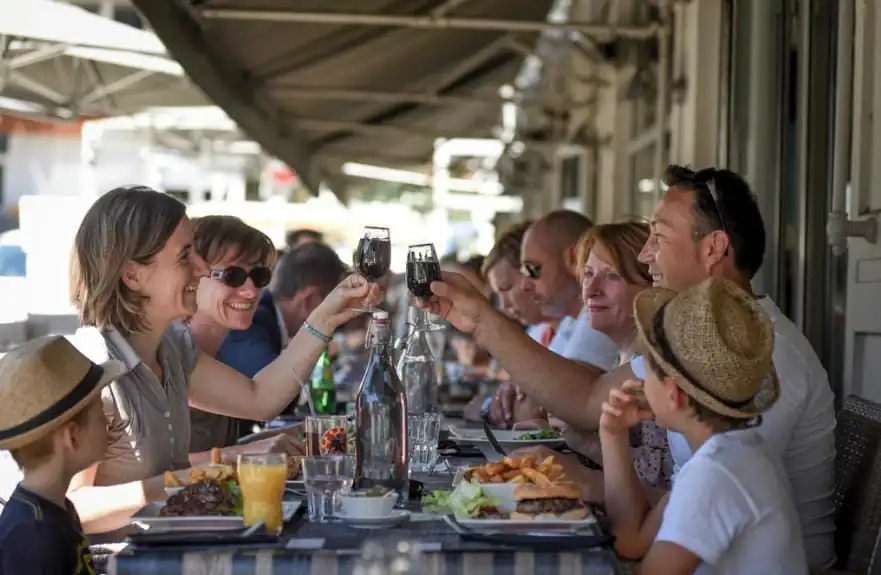 Ambiance en terrasse, La Taverne du Sommelier